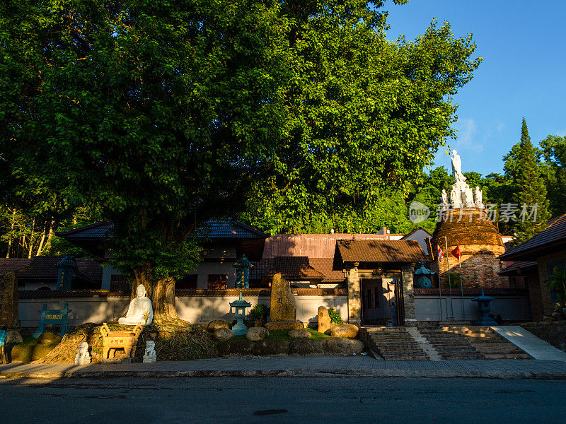 河田省的佛塔(Lo Gach Pagoda)